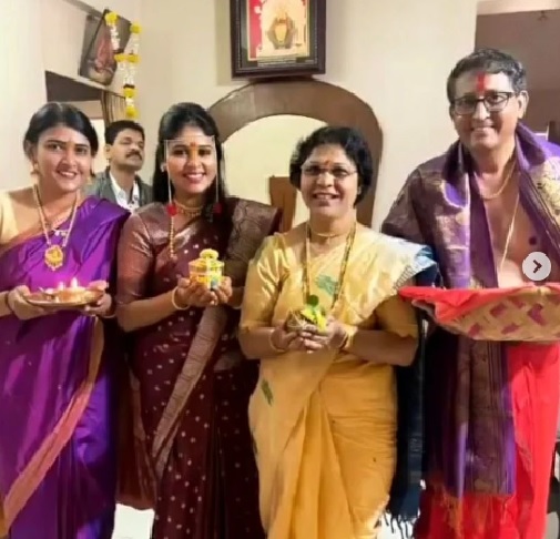 actress akshaya deodhar family